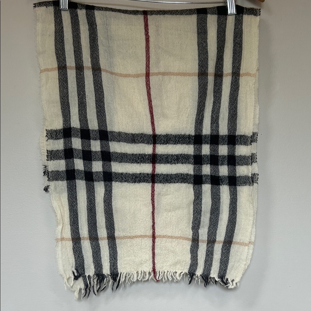 burberry lightweight scarf
Used condition